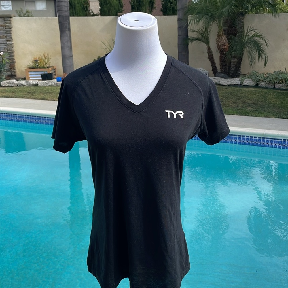 TYR Activewear v-neck black top | Size S